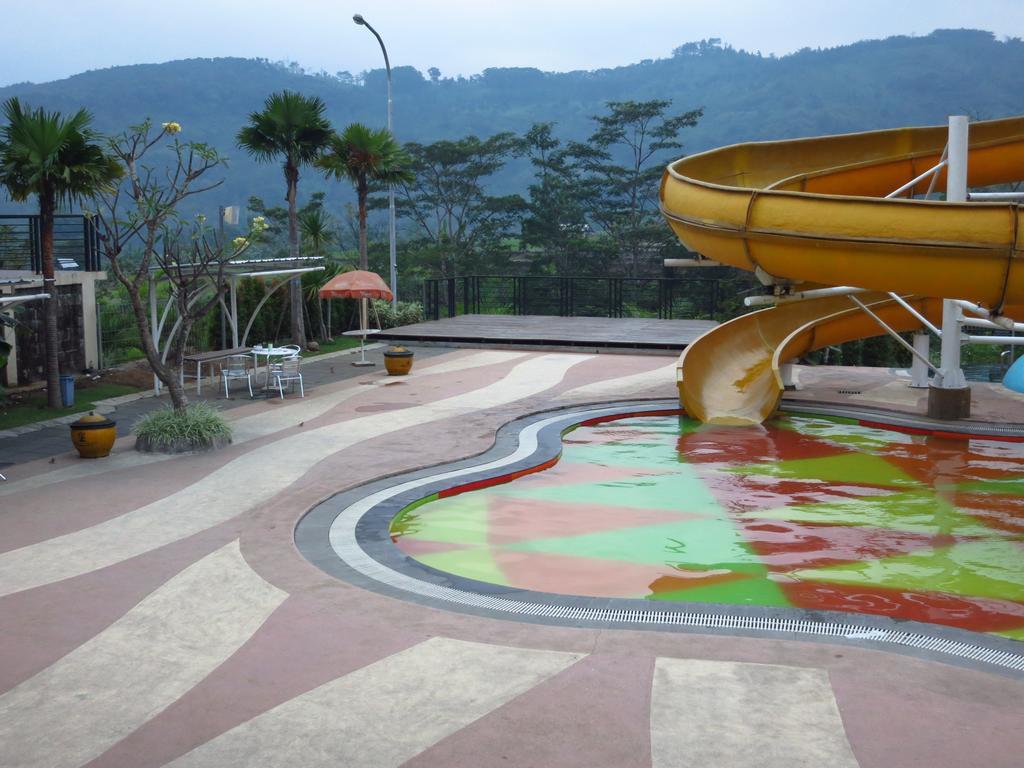 Bess Resort & Waterpark Hotel And Convention Malang Buitenkant foto